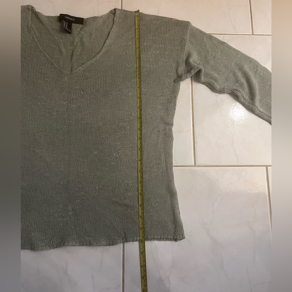 Forever 21 Women’s Green V-neck Long Sleeve Sweater - Picture 7 of 7